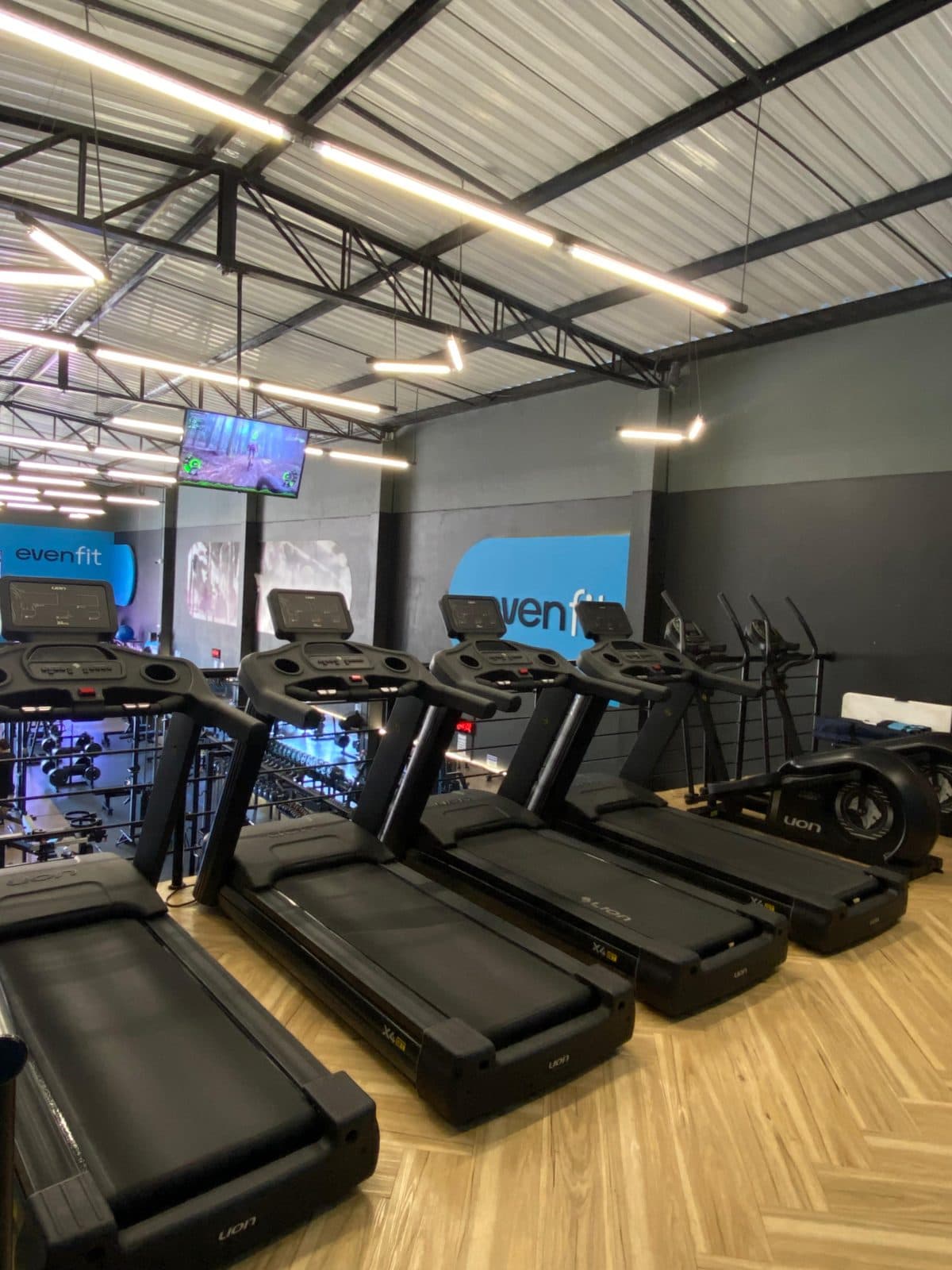 Área de cardio com esteiras